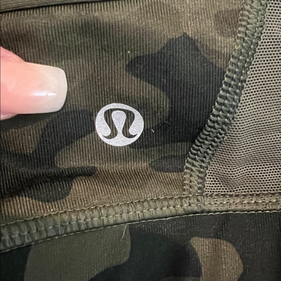 EUC Lululemon Flow Y Bra IV Fatigue Green Savasana Camo 20 cm- Size 8 - Picture 10 of 11